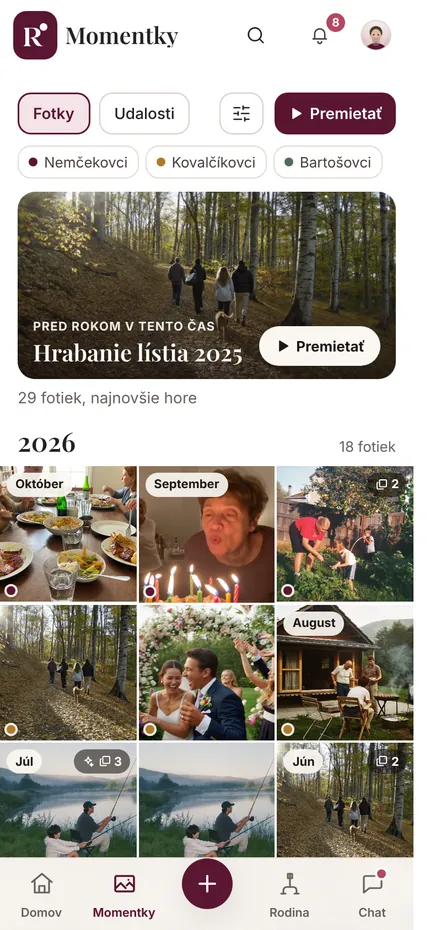 Obrazovka Momentky: fotky usporiadané po rokoch a mesiacoch